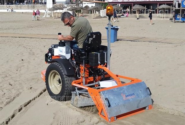 Máy quét rác bãi biển - Giải pháp làm sạch cát nhanh & hiệu quả